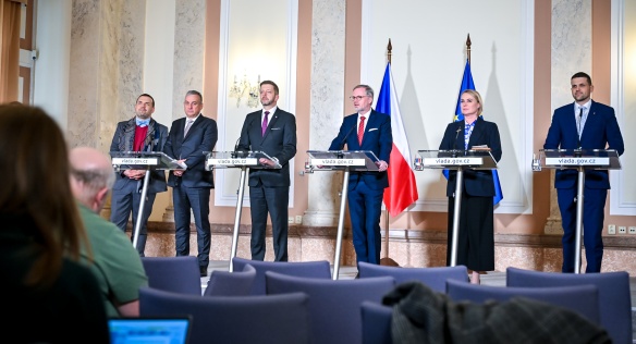 Premiér Petr Fiala a ministryně obrany Jana Černochová na tiskové konferenci po jednání vlády, 24. dubna 2024.