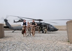 Premiér Mirek Topolánek nečekaně navštivil 8. května naše vojáky v Aghánistánu na jejich základně v provincii Lógar