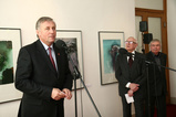 Zahájení výstavy litografií akademického malíře V. Suchánka se ujal premiér M. Topolánek