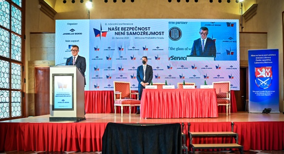 Premiér Andrej Babiš v projevu na konferenci mimo jiné připomněl pomoc armády při zvládání pandemie covid-19, 22. června 2021.