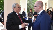 Premiér Sobotka jednal v Kramářově vile s vrcholnými představiteli Evropské komise a NATO, 9. června 2017. 