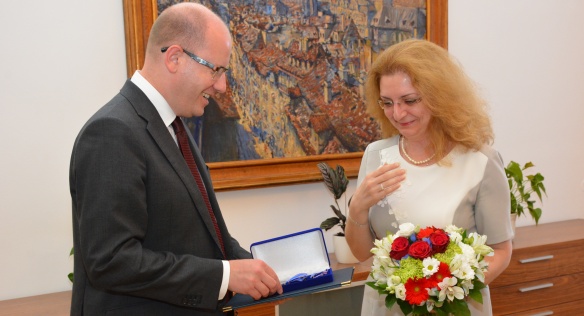 Předseda vlády Bohuslav Sobotka udělil velvyslankyni Rumunska Daniele Gîtman medaili Karla Kramáře, 2. července 2015.