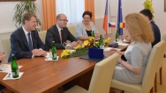 Předseda vlády Bohuslav Sobotka ve čtvrtek 2. července 2015 ve Strakově akademii přijal velvyslankyni Rumunska Danielu Gîtman.