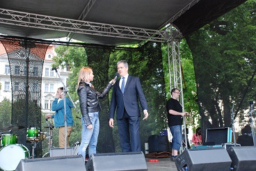 Ministr Dienstbier podpořil na pódiu na Náměstí Míru Kongres žen 2015