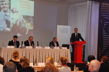 Ministr Dienstbier zahájil konferenci o budoucnosti NNO v roce 2016