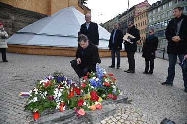 Ministr Dienstbier uctil spolu s premiérem památku Jana Palacha na Václavském náměstí