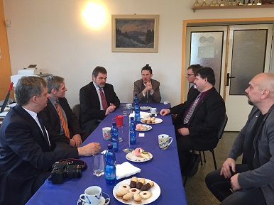 Ministr Jiří Dienstbier dnes navštívil Nemanice v Plzeňském kraji, kde jednal s představiteli města