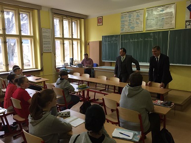 Ministr Jiří Dienstbier dnes navštívil Poběžovice v Plzeňském kraji - beseda se žáky inkluzivní školy