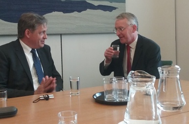 Ministr Dienstbier na pracovní návštěvě v Londýně sešel s poslancem Hillary Bennem