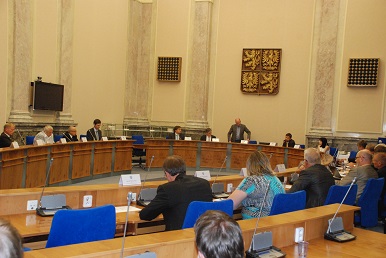 Premiér Sobotka a ministr Dienstbier jednali společně s profesními komorami a ministrem Pelikánem o návrhu zákona o znalcích 