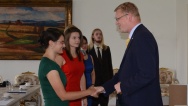 Mladí vědci představili vicepremiérovi Bělobrádkovi své úspěšné projekty.