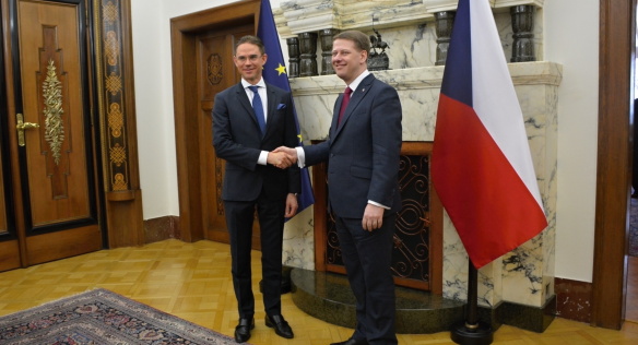 Místopředseda Evropská komise Jyrki Katainen se státním tajemníkem pro evropské záležitosti Tomášem Prouzou.