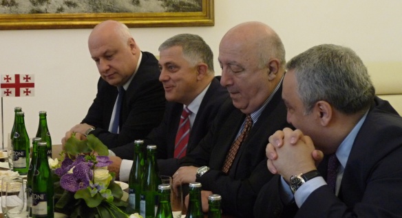 Delegace gruzínského parlamentu v čele s předsedou výboru Tedem Japaridzem a velvyslancem Zaalem Gogsadzem.