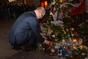 Premiér Sobotka uctil v Paříži 30. listopadu 2015 před klubem Bataclan památku obětí teroristického útoku.