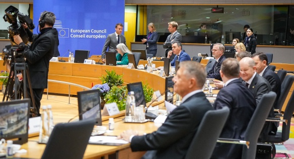 Český premiér Petr Fiala čeká s dalšími lídry zemí EU na zahájení mimořádného summitu Evropské rady, 17. dubna 2024.