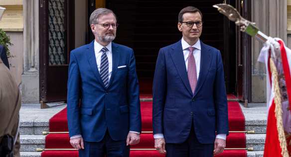 Prime Ministers Petr Fiala and Mateusz Morawiecki during the welcoming ceremony in Warsaw, 29 April 2022.
