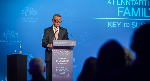 Premiér Babiš vystoupil na IV. ročníku Demografického summitu v Budapešti s projevem na téma rodinná politika, 23. září 2021.