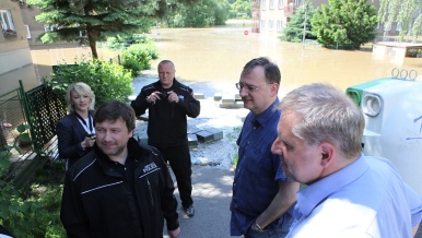 Premiér Petr Nečas a ministr Petr Bendl při návštěvě povodněmi zasažených míst v Ústí nad Labem, 5. června 2013