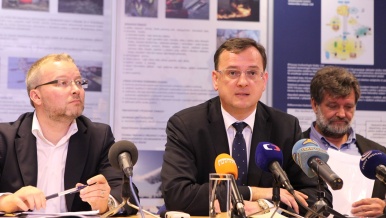 Ministr životního prostředí Tomáš Chalupa, premiér Petr Nečas a ministr vnitra Jan Kubice, 7. června 2013