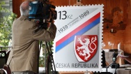 Premiér spolu s ministrem vnitra a GŘ České pošty Elkánem představili příležitostnou poštovní známku, 5. listopadu 2014, zdroj: Česká pošta.