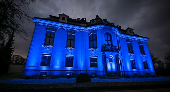 Úřad vlády se opět zapojil do akce Česko svítí modře na podporu lidí s PAS, 2. dubna 2021.