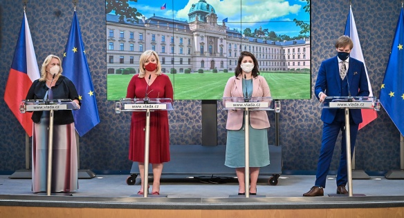 O výsledcích jednání vlády novináře informovali ministryně K. Dostálová, A. Schillerová a J. Maláčová a ministr A. Vojtěch, 13. září 2021.