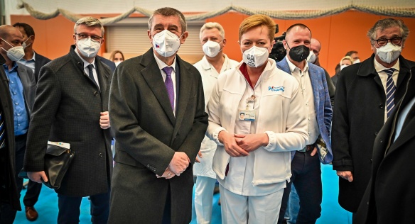 Premiér Andrej Babiš navštívil očkovací centrum v Havířově, 16. dubna 2021.