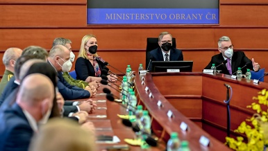 Předseda vlády uvedl Janu Černochovou do funkce ministryně obrany, 18. prosince 2021.