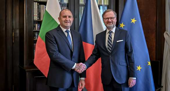 Premiér Petr Fiala s bulharským prezidentem Rumenem Radevem, 10. května 2022.
