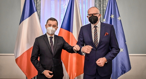 Ministr pro evropské záležitosti Mikuláš Bek s francouzským ministrem vnitra Géraldem Darmaninem, 4. ledna 2022.