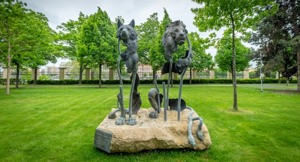 Socha vlčice a lva na zahradě Strakovy akademie symbolizuje dobré vztahy České republiky a Itálie, 2. června 2021.