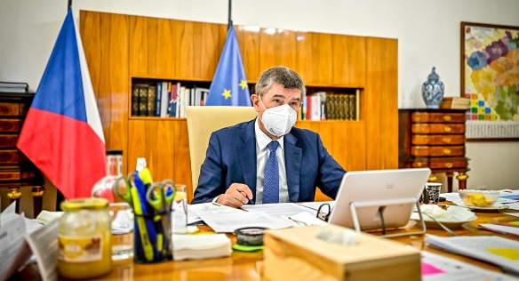 Premiér Andrej Babiš řídí mimořádné jednání vlády, na němž bylo rozhodnuto o dalším prodloužení nouzového stavu, 22. ledna 2021.