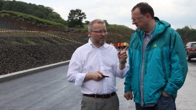 Ministr životního prostředí Tomáš Chalupa a premiér Petr Nečas v Litochovicích nad Labem, kde došlo k masivnímu sesuvu půdy