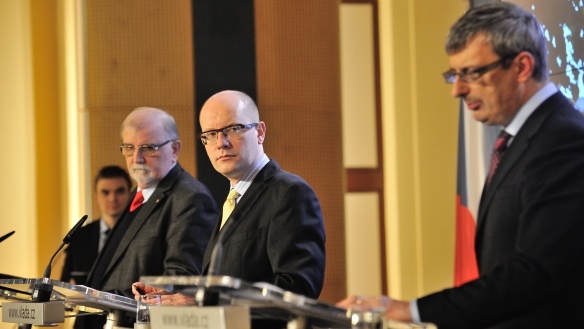 Prezident Svazu průmyslu a dopravy ČR Hanák, premiér Sobotka a místopředseda ČMKOS Pícl na tiskové konferenci po jednání RHSD, 17. března 2014.