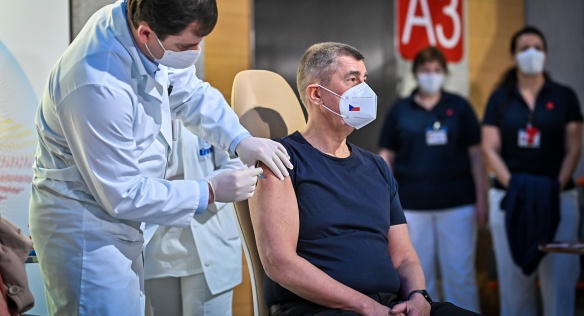 Premiér Andrej Babiš se ráno v Ústřední vojenské nemocnici nechal mezi prvními naočkovat proti covid-19, 27. prosince 2020.