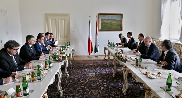 Premiér Bohuslav Sobotka se ve středu 27. dubna 2016 setkal s předsedou Národního shromáždění Maďarska Lászlém Kövérem.