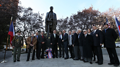 Premiér Petr Nečas položil v den státního svátku věnec u sochy T. G. Masaryka ve Washingtonu, 28. října 2011 