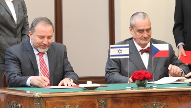 Na tiskové konferenci podepsali ministři zahraničních věcí Karel Schwarzenberg a Avigdor Lieberman společné prohlášení, 17. května 2012