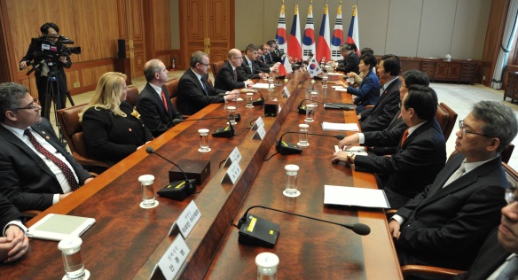 Předseda vlády Bohuslav Sobotka jednal s prezidentkou Korejské republiky Pak Kun-hje, 26. února 2015.