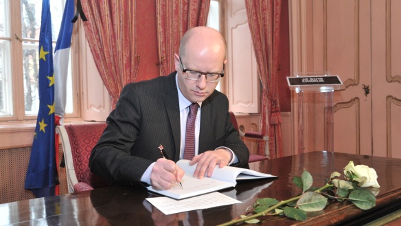 Premiér Bohuslav Sobotka uctil oběti pařížského teroristického útoku zápisem do kondolenční knihy, 12. ledna 2015.