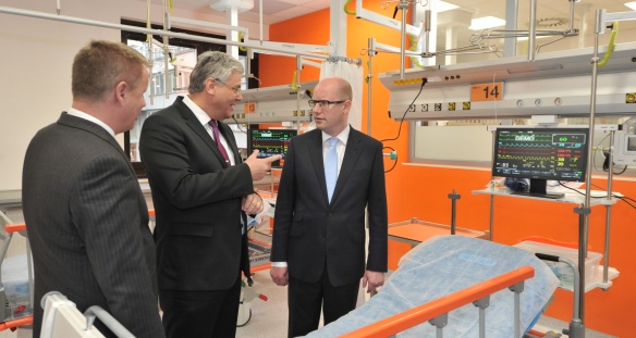 Premiér Sobotka a ministr zdravotnictví Němeček při otevření oddělení urgentního příjmu v nemocnici v Motole, 28. dubna 2015.