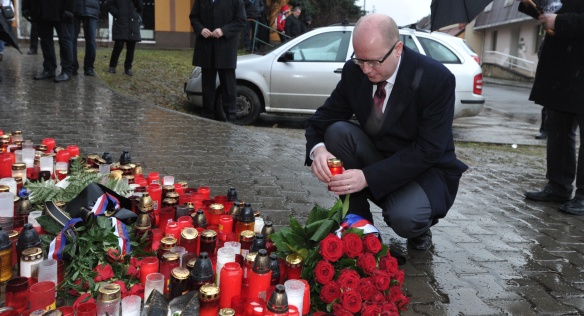 Předseda vlády Bohuslav Sobotka uctil památku obětí v Uherském Brodě, 2. března 2015. 