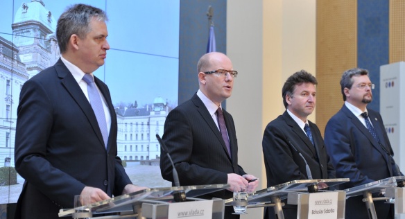 Tisková konference po jednání premiéra Sobotky a ministra Dienstbiera se zástupci dvanácti profesních komor, 3. března 2015.