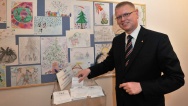 Ministři před jednáním vlády hlasovali ve výtvarné soutěži Symbol Vánoc, 1. prosince 2014.