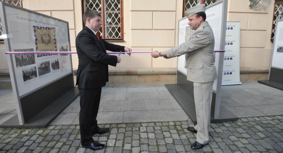 Ve čtvrtek 7. května 2015 před Lichtenštejnským palácem byla slavnostně zahájena výstava „Čechoslováci pod prapory vítězství“.