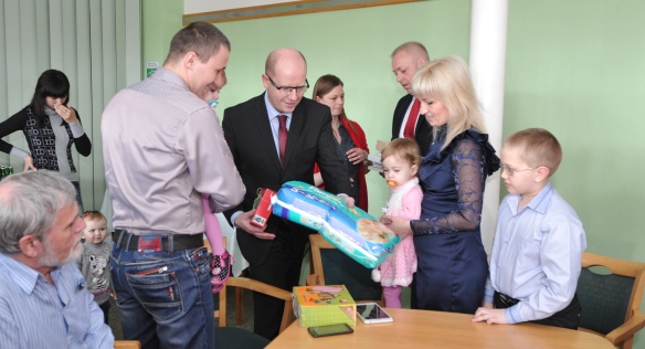 Premiér Bohuslav Sobotka a ministr vnitra Milan Chovanec navštívili krajany přesídlené z Ukrajiny, 1. dubna 2015.