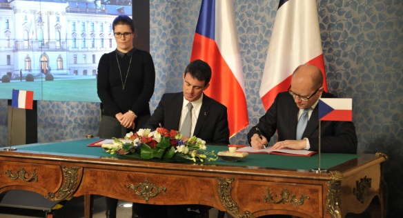 Signature of the agreement on 8 December 2014.