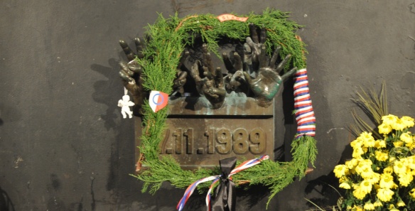 Pamětní deska 17. listopadu 1989 na Národní třídě v Praze, 17. listopadu 2014.
