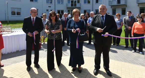Předseda vlády Bohuslav Sobotka slavnostně otevřel Domov seniorů Uhlířské Janovice, 21. srpna 2015.