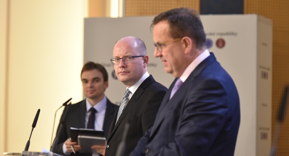 Předseda vlády Bohuslav Sobotka jednal s ministrem průmyslu a obchodu Janem Mládkem, 15. listopadu 2016.